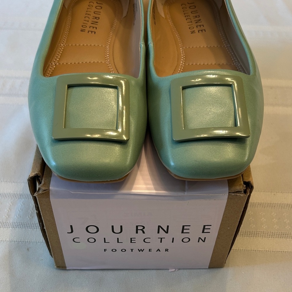 Brand New Journee Collection Zimia Flats